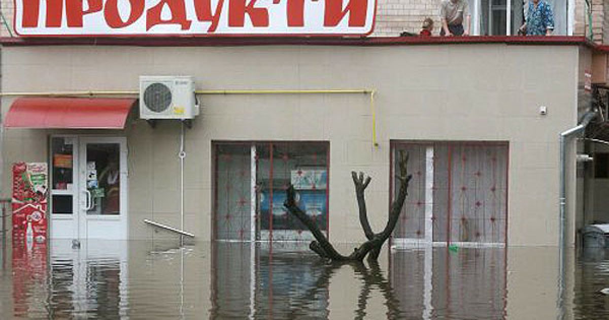 Затоплений магазин на одній з вулиць Тернополя. / © УНІАН