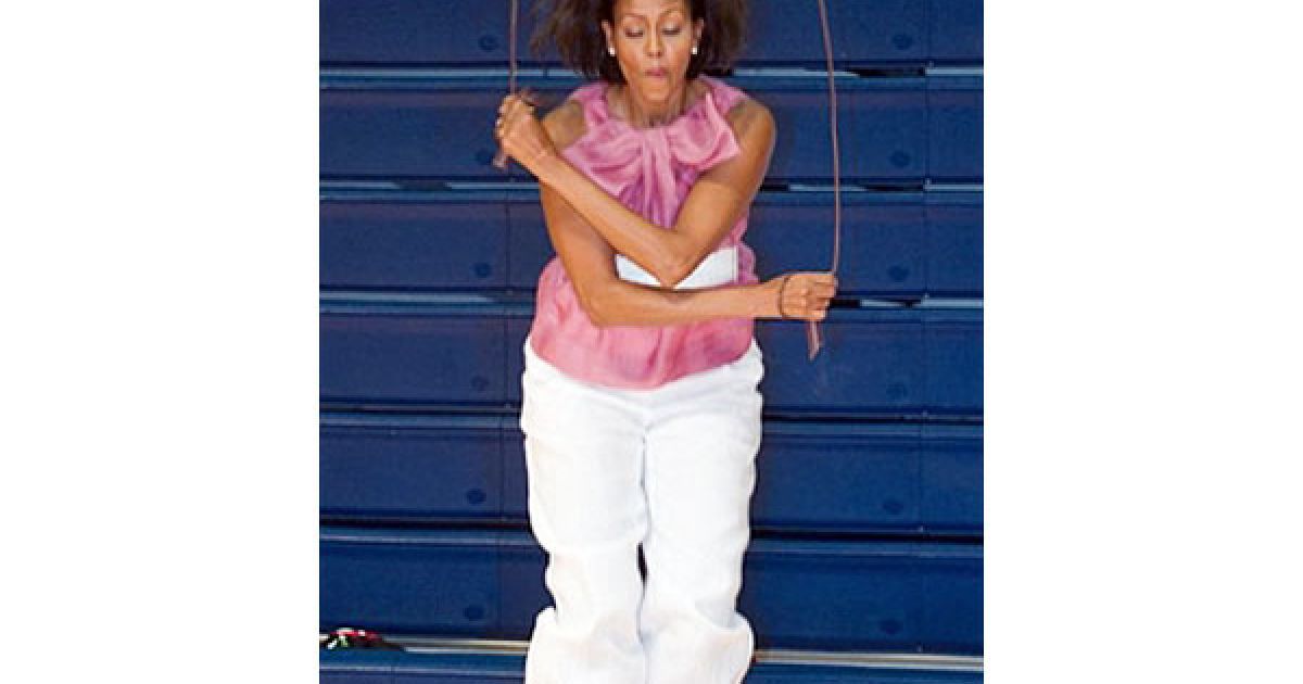 США, Вашингтон. Перша леді США Мішель Обама стрибає через мотузку під час візиту до освітнього табору "Columbia Heights", де вона зустрілась зі студентськими лідерами. У Вашингтоні почала працювати президентська рада з питань фітнесу, спорту і здорового харчування. / © AFP