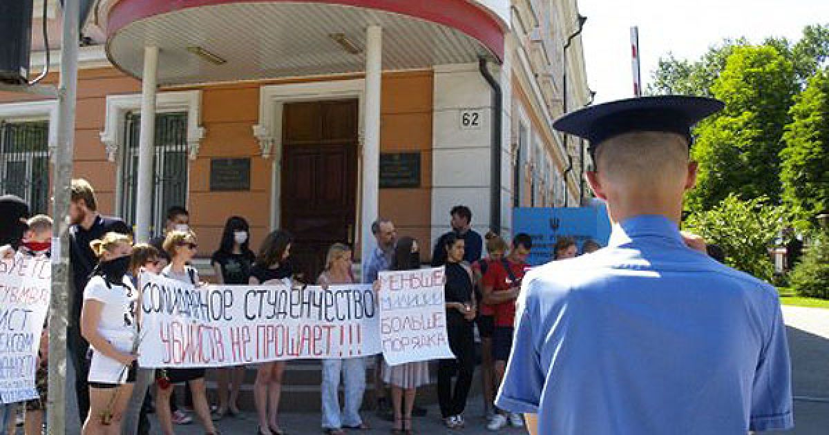 Акції протесту проти свавілля міліції пройшли у Києві, Запоріжжі, Сімферополі, Рівному, Хмельницькому, Донецьку, Житомирі, Тернополі, Херсоні та інших містах України. / © УНІАН