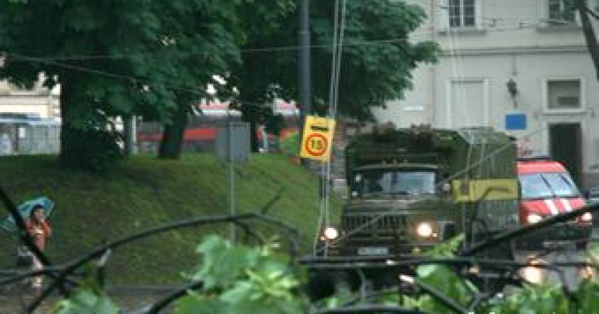 На вул. Монастирського, 5 у Львові частина даху обрушилася на 15-річну дитину. / © ZAXID.NET