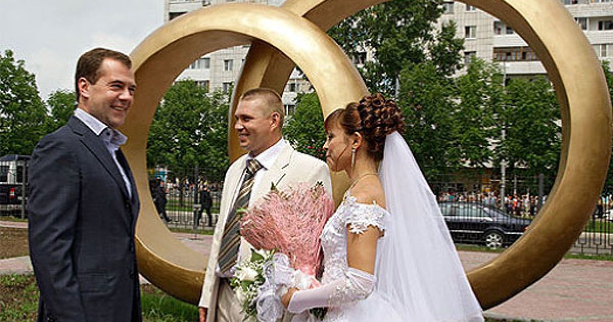 У ході свого візиту Дмитро Мєдвєдєв побував у місцевому Палаці одружень... / © dni.ru
