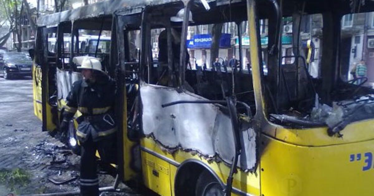 5 травня в центрі Одеси під час руху загорілося маршрутне таксі "Богдан" з пасажирами. / © revisor.od.ua