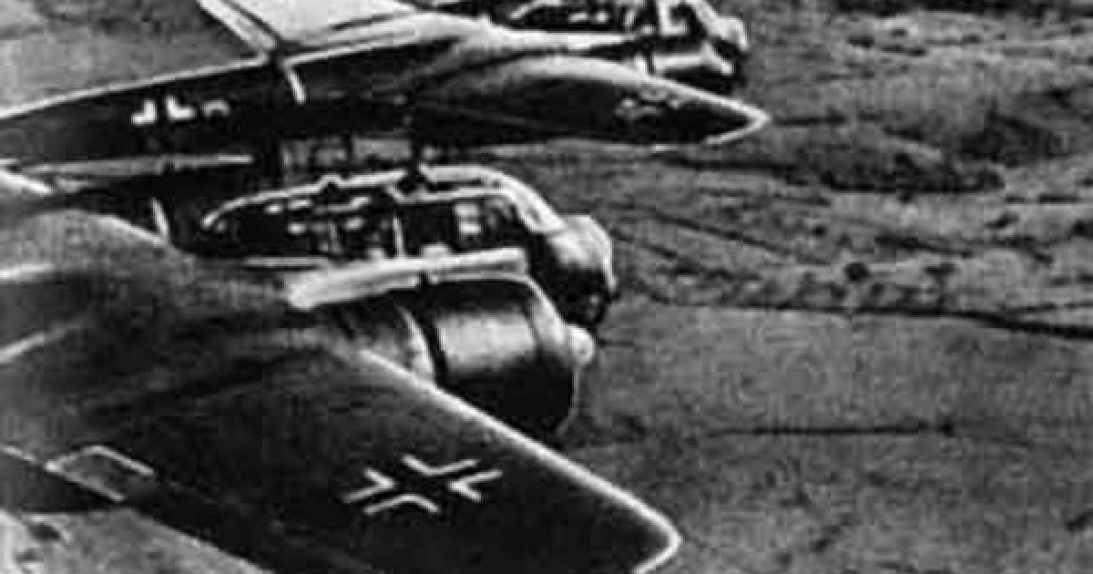 Фашистська авіація завдала масованих ударів по аеродромах, залізничних вузлах, військово-морських базах, місцях розквартирування військових частин і багатьом містам на глибину до 250-300 кілометрів від державного кордону.