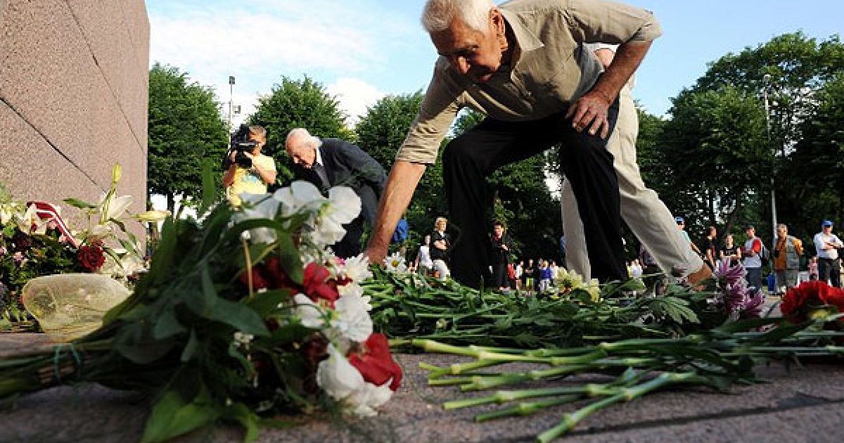 Учасники маршу націоналістів поклали до монументу Батьківщині та Свободі квіти.
