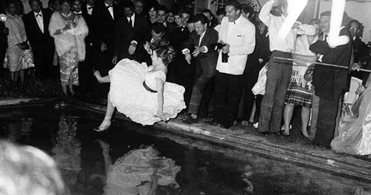 1960 рік. Молода актриса вирішила пірнути у басейн в одязі під час вечірки. / © Getty Images/Fotobank