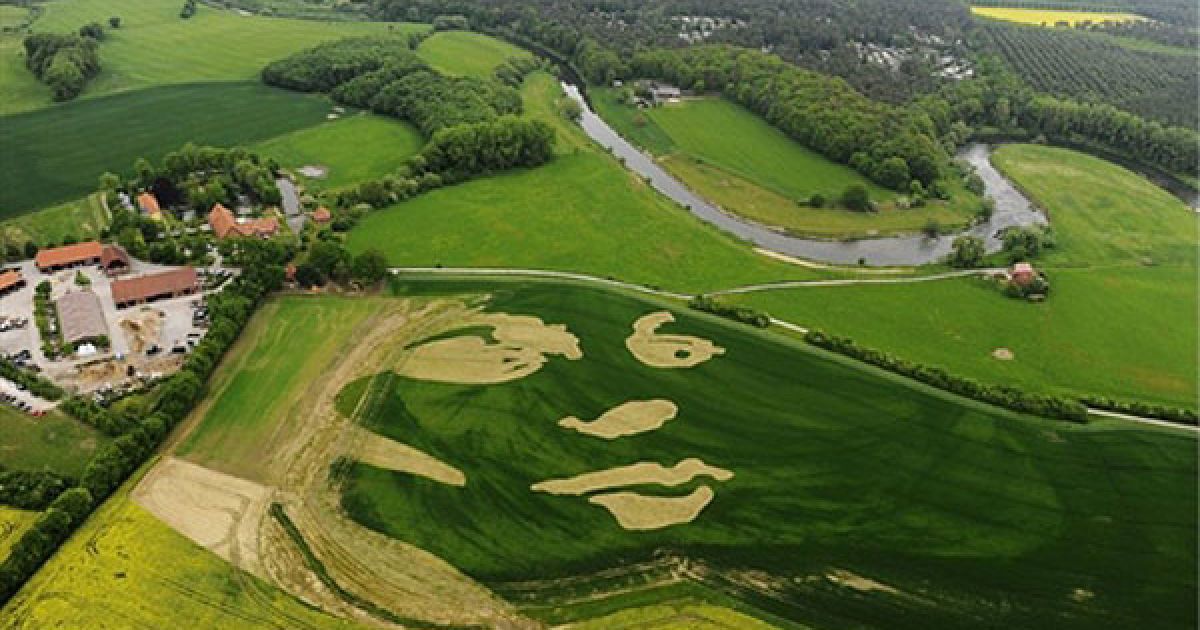 Німеччина, Даттельн. На одному з полів, розташованому біля річки Ліппе, виростили жіночий портрет. Зображення є частиною мистецького проекту "Ліппе +" і було сформоване за допомогою GPS-контрольованого висіювання. Протягом декількох років рослини, з яких складається зображення, виростуть, і тоді можна буде побачити портрет у повному обсязі. / © AFP
