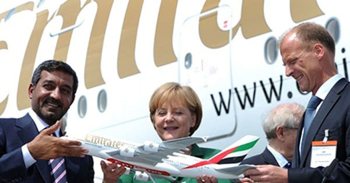 Виконавчий директор "Dubai airlines" шейх Ахмед бін Саїд Аль Мактум, федеральний канцлер Німеччини Ангела Меркель і президент компанії "Airbus" Томас Ендерс після підписання контракту на поставку Airbus А380 для ОАЕ. / © AFP