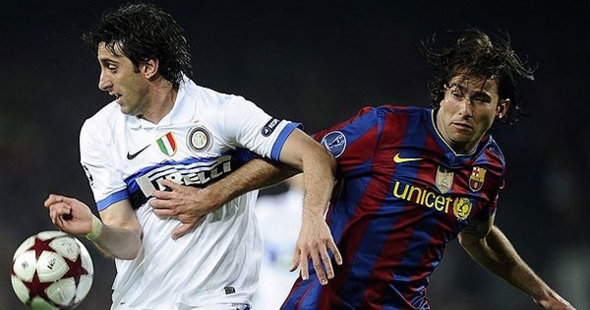 Бразильський захисник "Барселони" Максвелл і аргентинський форвард "Інтера" Альберто Міліто Дієго ведуть боротьбу за м’яч. / © AFP