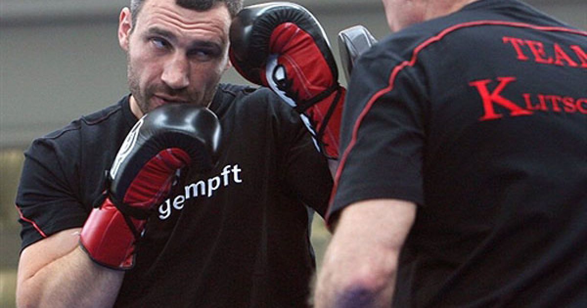 Німеччина, Ессен. Чемпіон світу в суперважкій вазі, український боксер Віталій Кличко зі своїм тренером Фріцем Здунеком під час відкритого тренування у Fahrzeug-Werke (Ессен, Західна Німеччина). 29 травня у Гельзенкірхені  відбудеться бій між Віталієм кличком і претендентом на чемпіонський титул поляком Альбертом Сосновськи. / © AFP