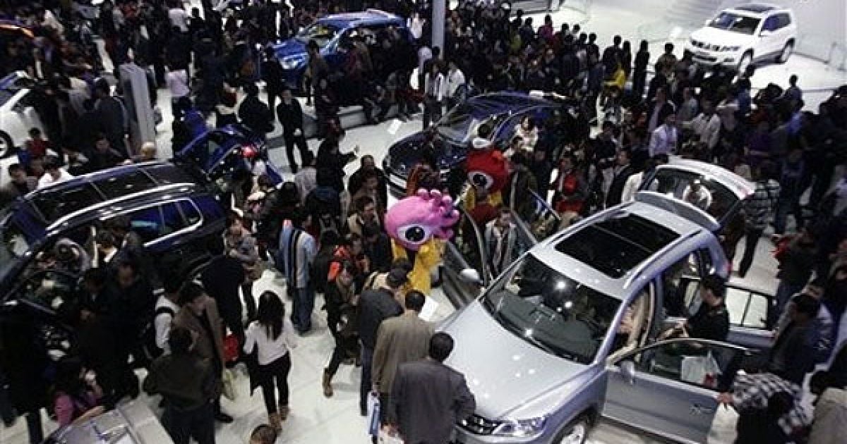 Свої нові автомобілі на автосалоні "Auto China-2010" цього року представлять GM, Ferrari, Volkswagen, Lamborghini, Audi, Honda, Ford, Hyundai, Mercedes-Benz, Porsche. / © Getty Images/Fotobank