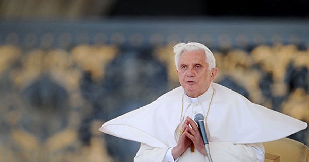 Ватикан. Папа Римський Бенедикт XVI молиться під час свого щотижневого прийому на площі Святого Петра у Ватикані. / © AFP