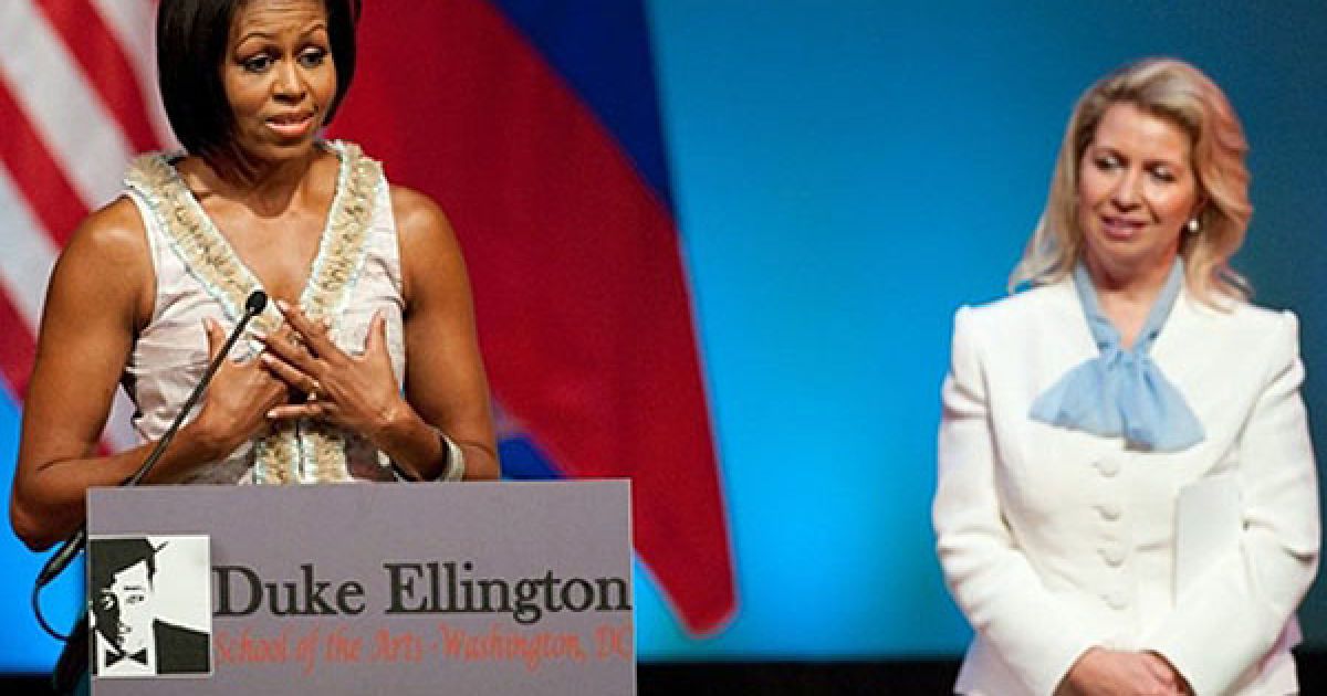 Перші леді США і Росії Мішель Обама і Світлана Мєдвєдєва відвідали Школу мистецтв Дюка Еллінгтона у Вашингтоні, де на їхню честь давали виставу виставу "Художні інтерлюдії" / © AFP