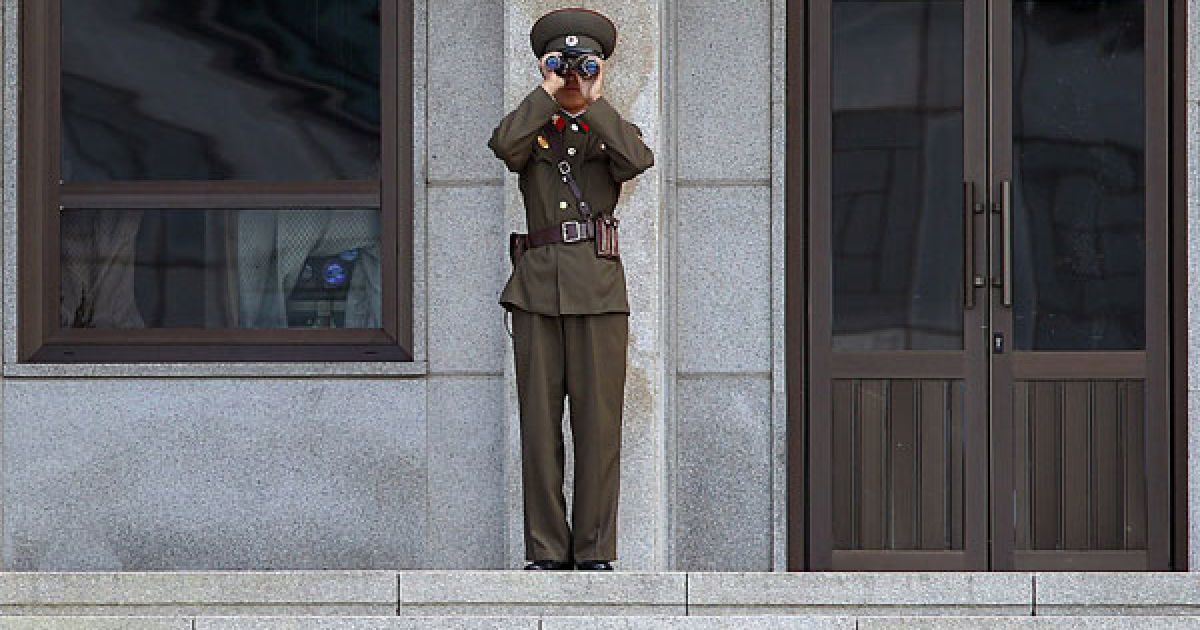 Північна Корея, Пан Мун Йон. Північнокорейський охоронець дивиться у бінокль. Північна Корея запропонувала Південній Кореї вивезти всіх державних службовців, які перебували у спільному комплексі в місті Пан Мун Йон.