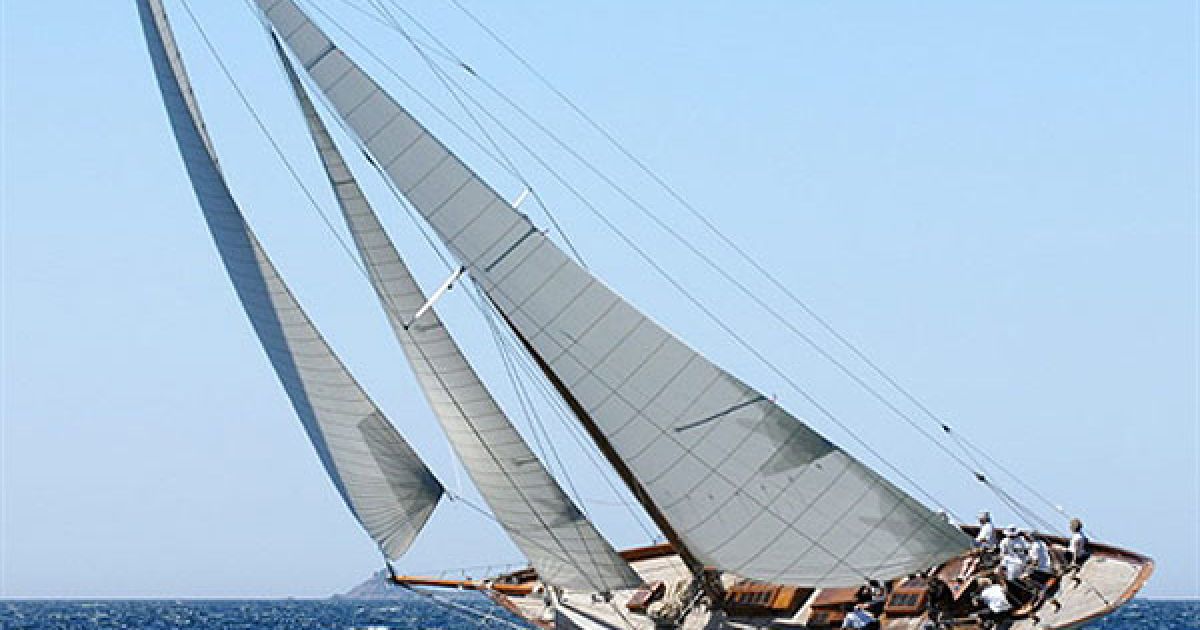 Франція. Розкішна яхта під вітрилами під час Імперської регати (Regates Imperiales) поруч із середземноморським островом Корсика. / © AFP