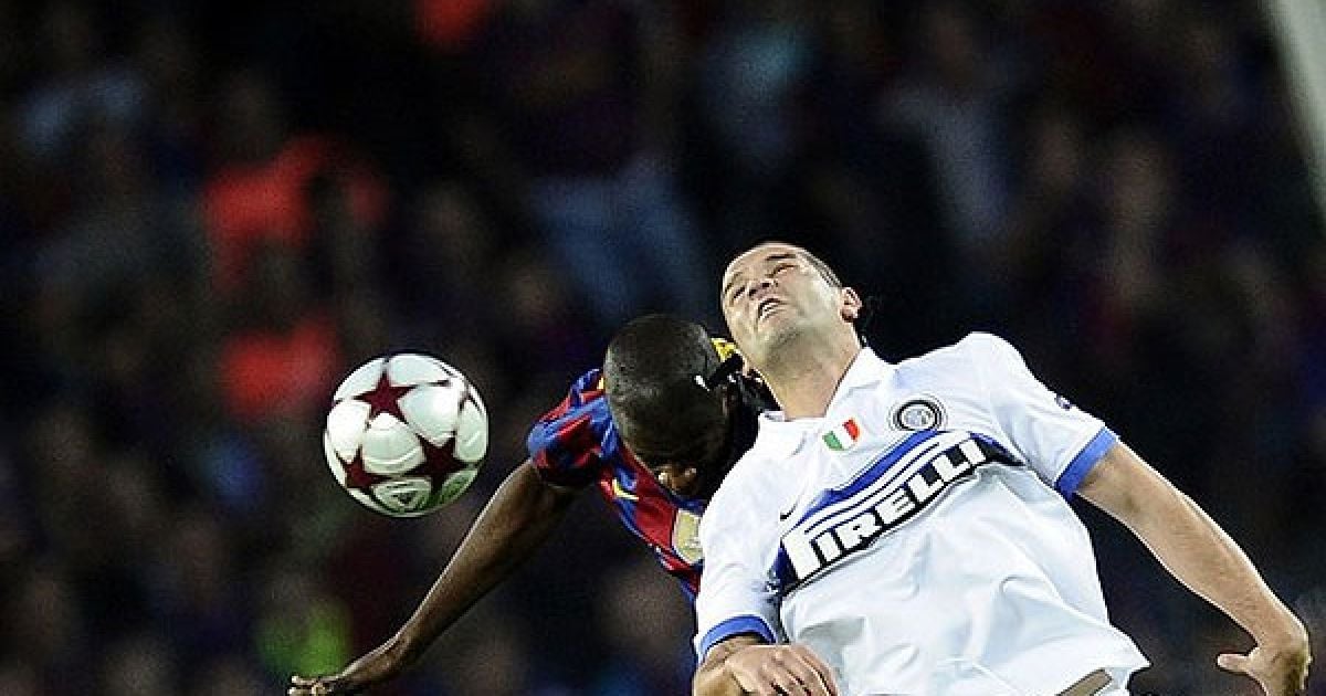 Гра "на другому поверсі": Габріель Міліто ("Барселона") і Самуель Ето’о ("Інтер"). / © AFP