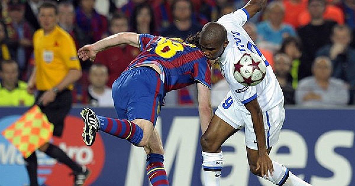 Захисник "Барселони" Габріель Міліто і форвард "Інтера" Самуель Ето’о ведуть боротьбу за м’яч. / © AFP