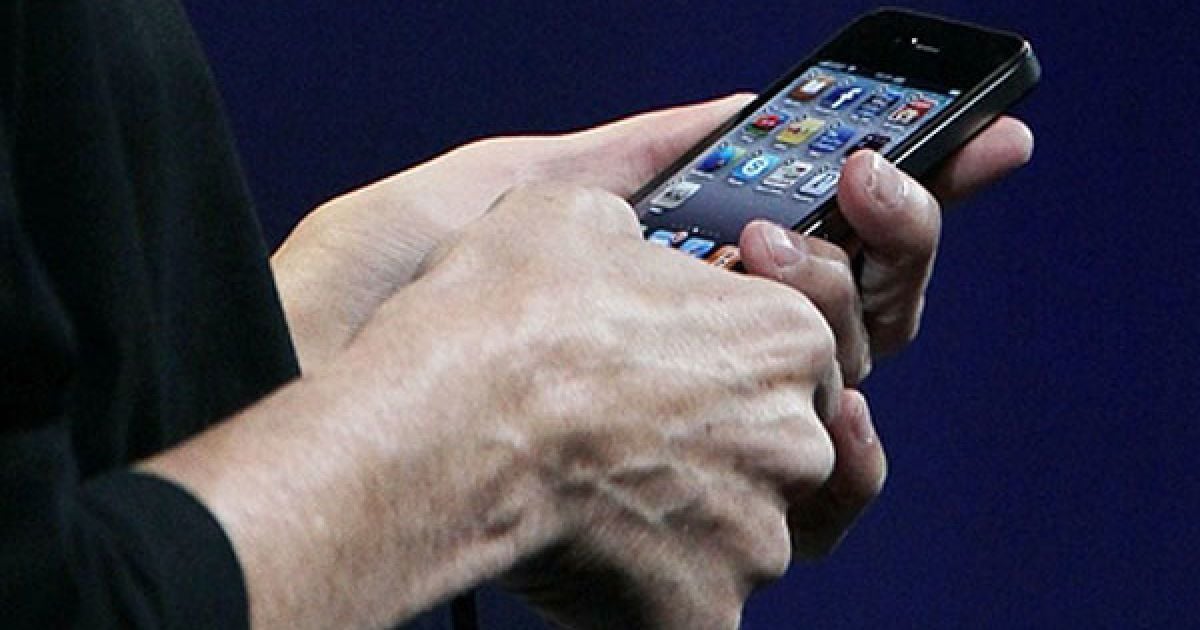 Дисплей нового iPhone 4 має діагональ в 3,5 дюйми із роздільною здатністю у 960 на 640 пікселів, товщина iPhone 4 складає 9,3 міліметра. / © AFP