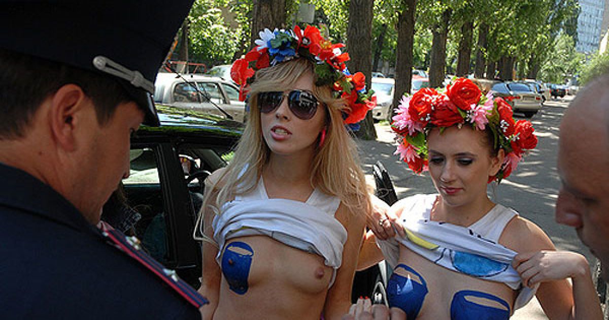 Міліція не дала провести жіночому руху FEMEN топлес-протест біля посольства Росії в Україні. / © Жіночий рух FEMEN