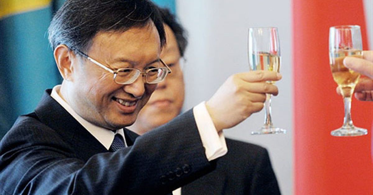 Україна, Київ. Міністр закордонних справ України Костянтин Грищенко зустрів у Києві свого китайського колегу Ян Цзечі. Міністри підписали низку міждержавних документів під час дводенного офіційного візиту Цзечі до України. / © AFP