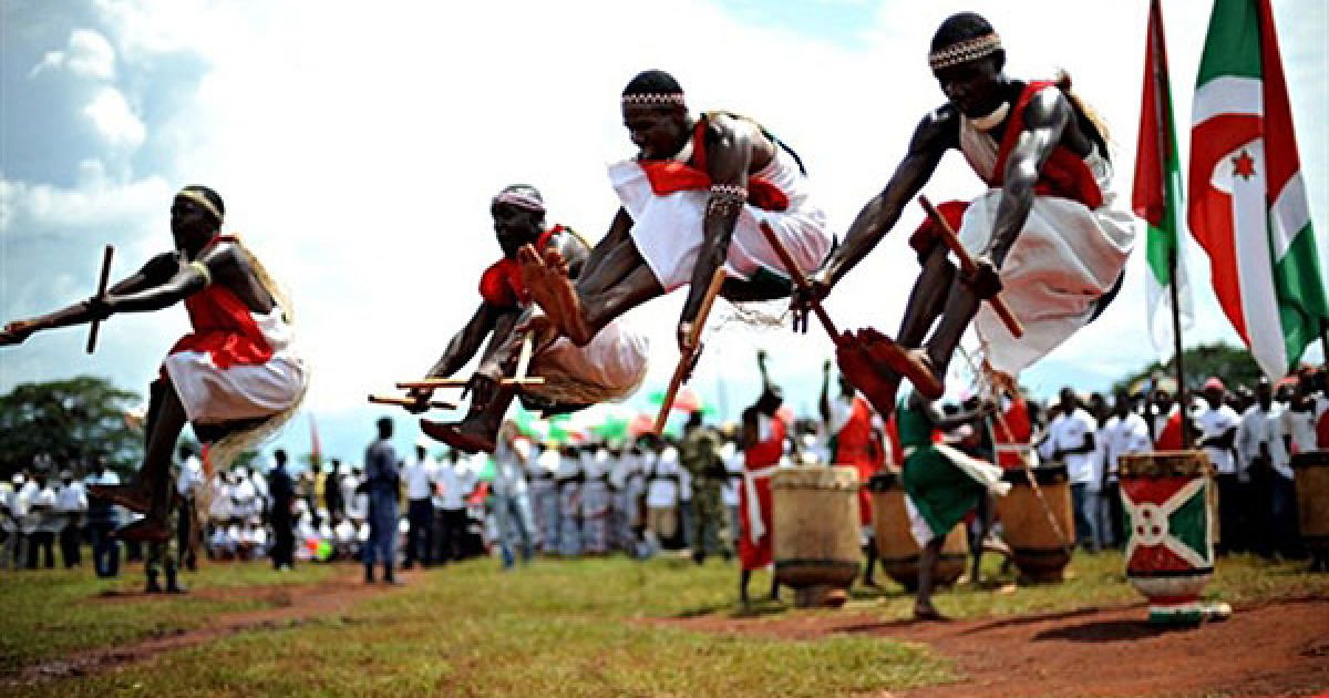 Бурунді, Ругомбо. Традиційні стрибки бурундійських барабанщиків під час зустрічі з президентом Бурунді П&#039;єром Нкурунзіза в місті Ругомбо. Президент Нкурунзіза повідомив журналістам, що він сподівається, що обраний ним напрямок "розвитку від національного коріння" допоможе йому бути переобраним на другий термін. 21 травня у Бурунді починаються місцеві вибори, а у червні відбудуться президентські вибори. / © AFP
