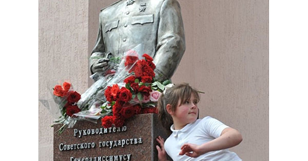 У Запоріжжі прихильники комуністичної партії України провели урочисте відкриття пам'ятника Йосипу Сталіну, приурочене до Дня Перемоги 9 травня. / © AFP