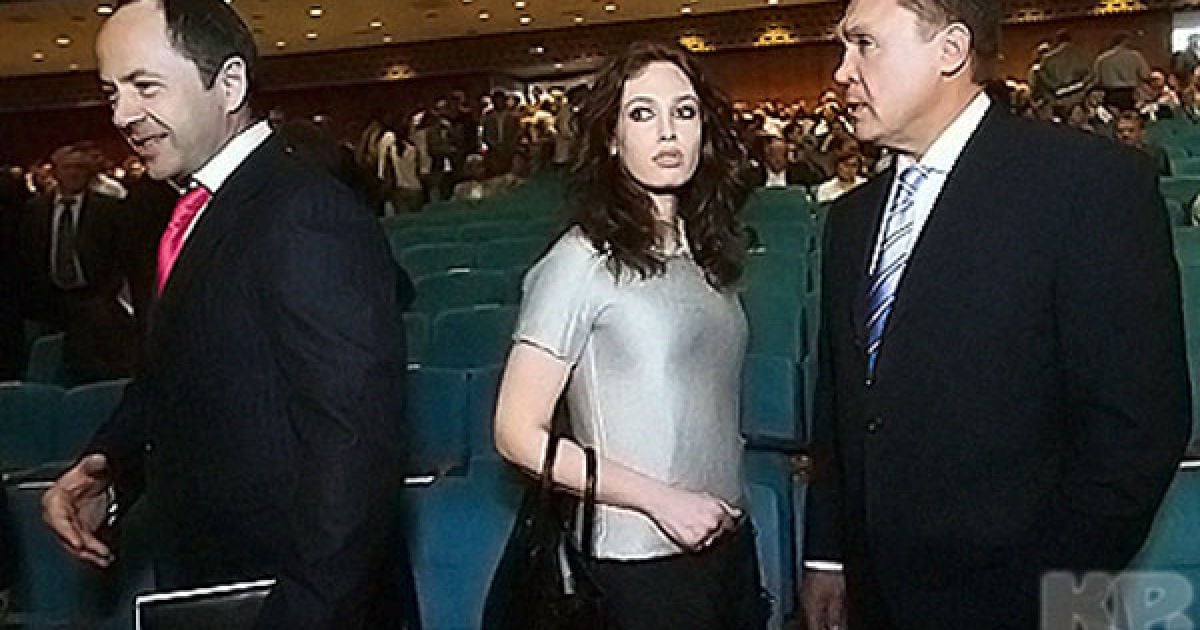 Послухати президента зібралися народні депутати, які після засідання Верховної ради автобусами прибули до палацу "Україна". / © kp.ua