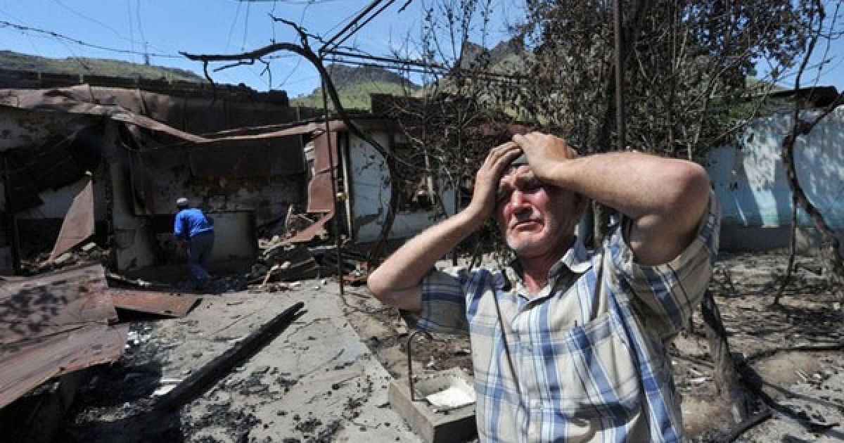 За даними місцевих ЗМІ, серед погромників був один з племінників скинутого президента Курманбека Бакієва, який озброював натовп. / © Getty Images/Fotobank