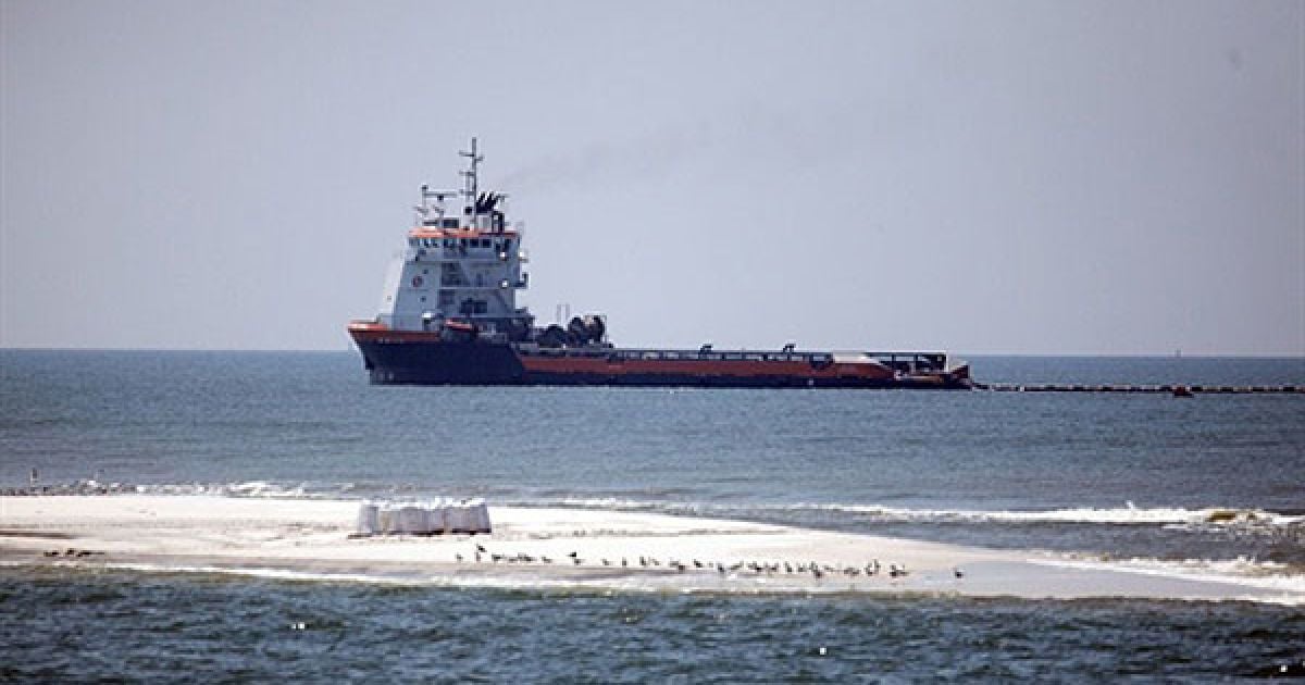 Водночас спеціалісти побоюються того, що руйнування нафтогонів, розташованих ближче до морського дна, може призвести до появи неконтрольованих фонтанів нафти, наслідки яких навіть важко припустити. / © AFP
