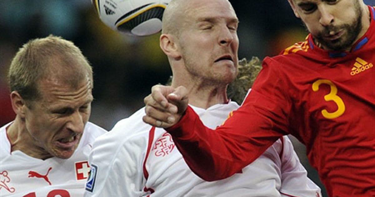 Боротьба за верховий м'яч - Гріхтінг, Сендерос і Піке / © AFP