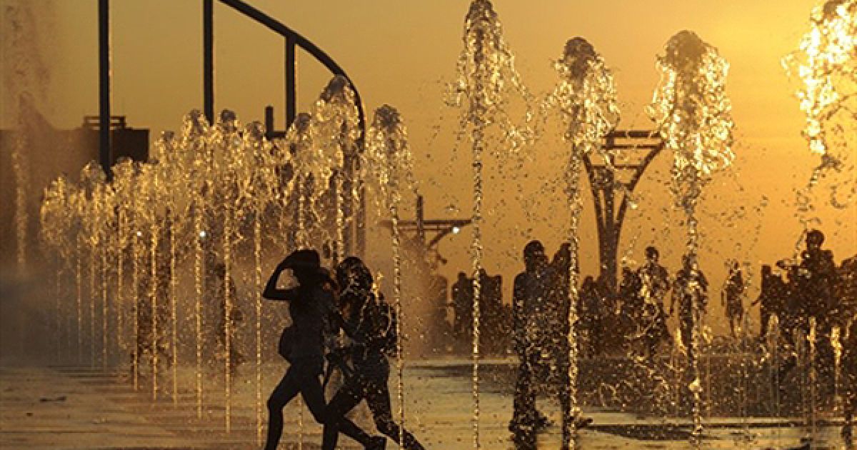 5.06. Молодь купається у міському фонтані під час музичного фестивалю Rock in Rio у передмісті Мадриду Арганді-дель-Рей. / © AFP
