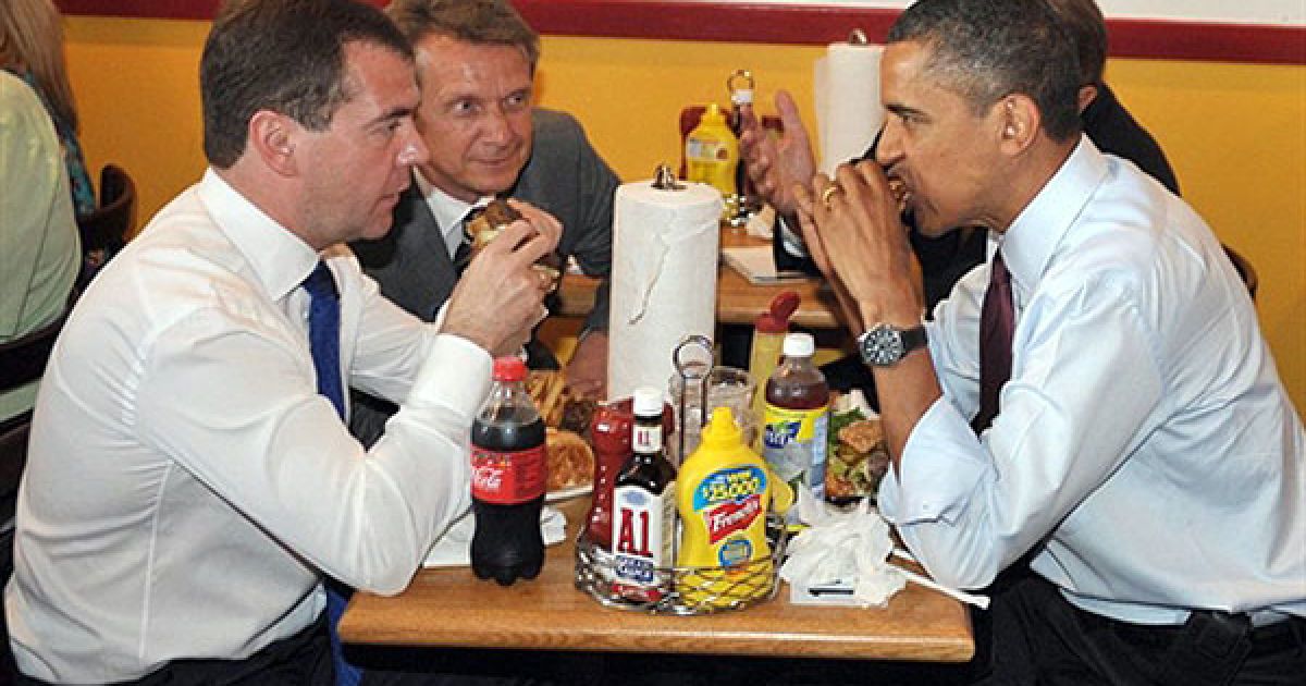 США, Вашингтон. Президент Росії Дмитро Мєдвєдєв зустрівся у Вашингтоні зі своїм американським колегою Бараком Обамою. Після офіційної зустрічі президентів у Білому домі, Обама та Мєдвєдєв "утікли" до закусочної Ray&#039;s Hell Burger ("Пекельні бургери Рея") на сніданок. Заклад у Арлінгтоні особисто вибрав Обама. Президенти поснідали бургерами і поспілкувалися "віч-на-віч". / © AFP