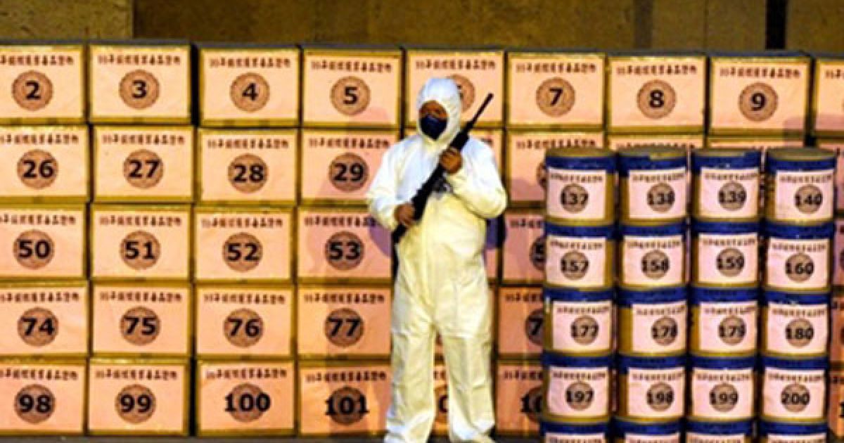 Тайвань, Тайпей. Озброєний співробітник бюро розслідувань охороняє конфісковані наркотики, перед тим, як іх спалять. Більше 1400 кг героїну, морфіну і марихуани було вилучено співробітниками бюро розслідувань у 2009 році. / © AFP