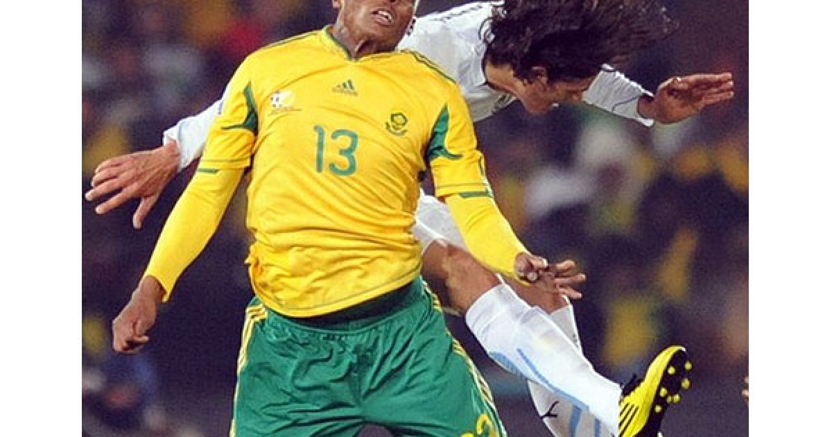 Дікгакуа і Форлан ведуть боротьбу за м&rsquo;яч на "другому поверсі" / © Getty Images/Fotobank