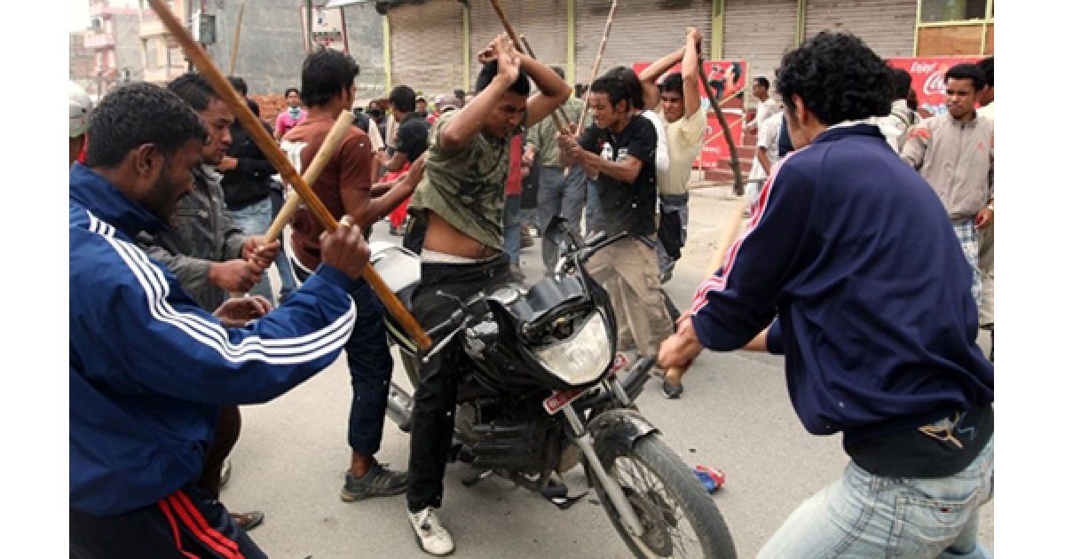 Катманду. Непальські маоїсти напали на чоловіка на чоловіка, який їхав на мотоциклі. Маоїсти, які страйкують вже 5-ий день, розпочали застосовувати силу проти простого населення для задоволення своїх вимог. / © AFP