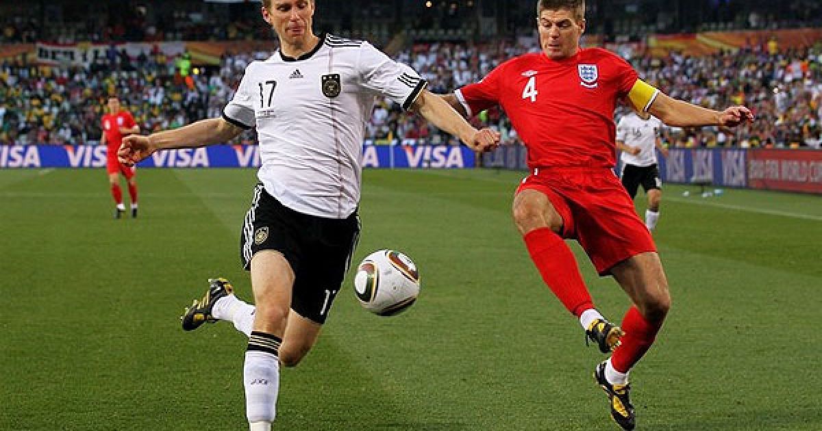 Мертезакер і Джеррард у погоні за м&rsquo;ячем / © Getty Images/Fotobank