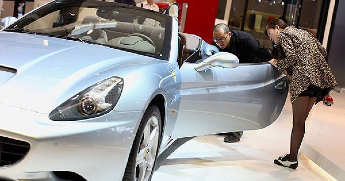 Потенційні покупці роздивляються нову італійську Ferrairi 458 / © Getty Images/Fotobank