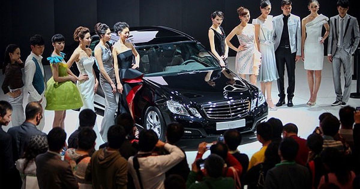 Світова прем’єра Mercedes-Benz E300 L на автосалоні у Пекіні. / © Getty Images/Fotobank