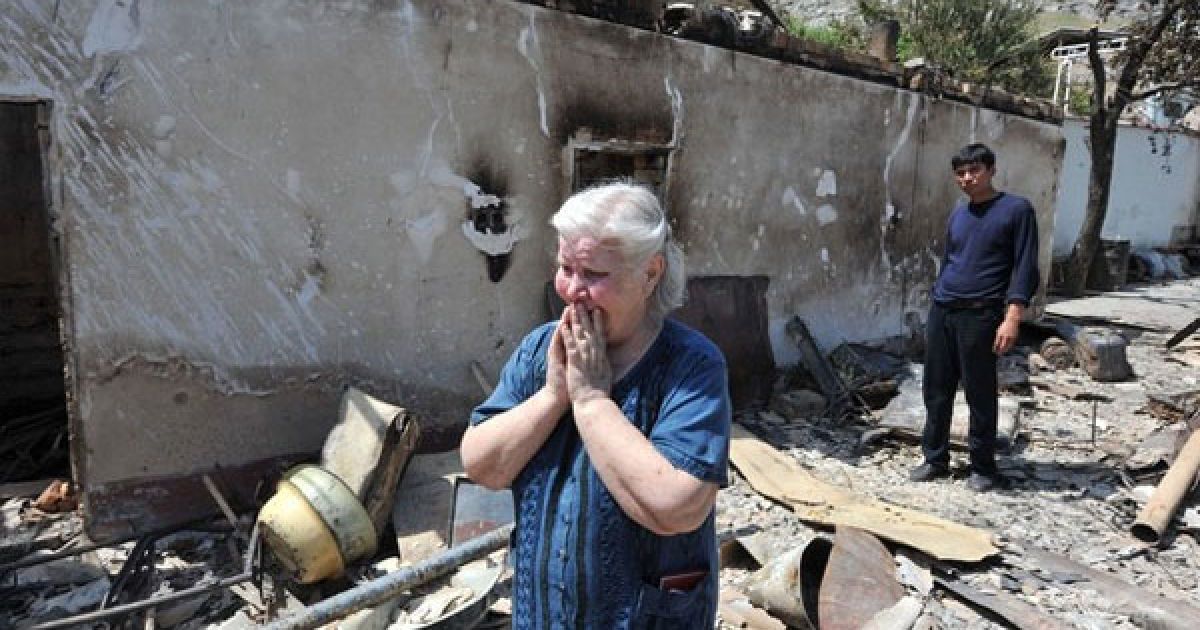 В результаті зіткнень між киргизами та узбеками на півдні Киргизії загинули більше сотні людей, тисячі постраждали. / © Getty Images/Fotobank