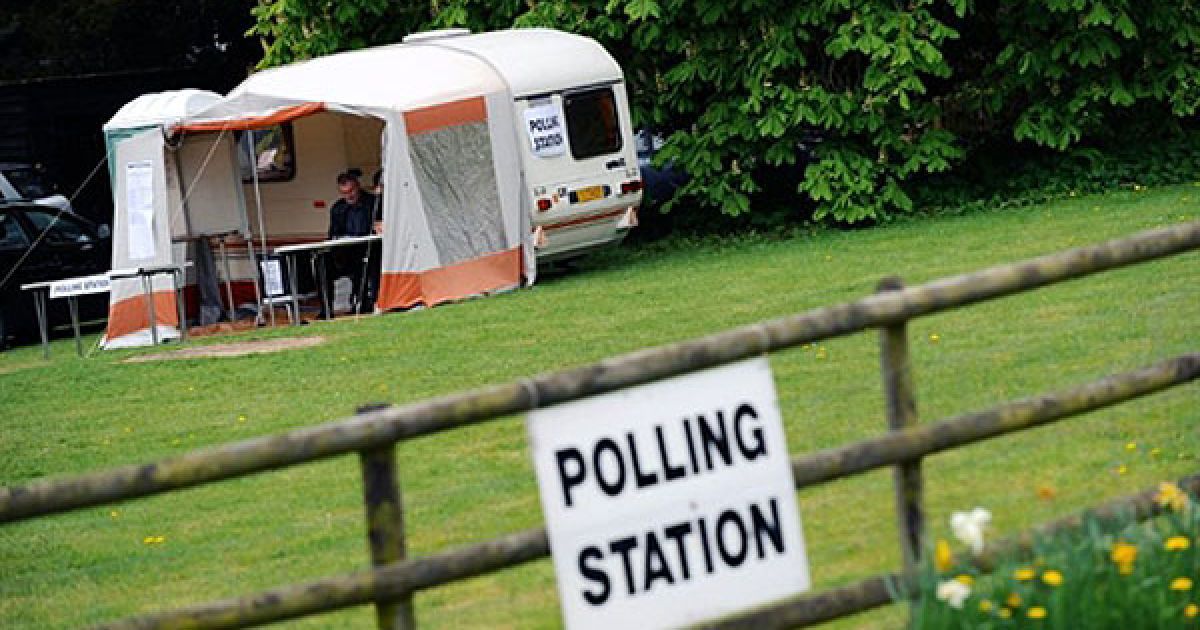За ходом голосування, крім спостерігачів, стежать так звані "лічильники голосів" (tellers) - партійні добровольці, які у виборчих дільниць ведуть облік усіх зареєстрованих виборців