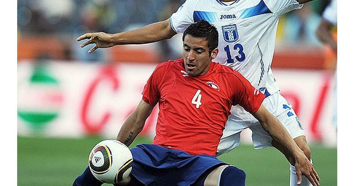 Ісла прикриває м'яч від Еспінози / © AFP