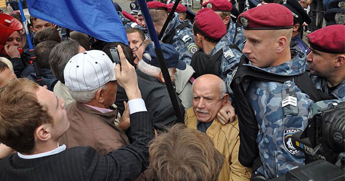"Спочатку "Беркут" і міліція оточили свободівців та брутально відтіснили їх від проїжджої частини, а потім почали бити". / © ZAXID.NET