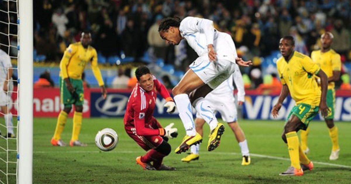 На останній, п'ятій компенсованій хвилині уругвайці оформили розгром господарів Мундіалю. Форлан перевів м'яч з лівого флангу на протилежний. Суарес дотягнувся до м'яча і прострілив на ліву штангу. Перейра головою вніс м'яч у порожні ворота. / © Getty Images/Fotobank