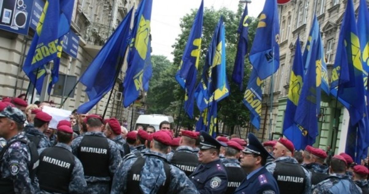 Прихильники ВО "Свобода" майже прорвали кордон міліції біля університету "Львівська політехніка", де проходило засідання Ради регіонів під головуванням президента Віктора Януковича. / © galinfo.com.ua