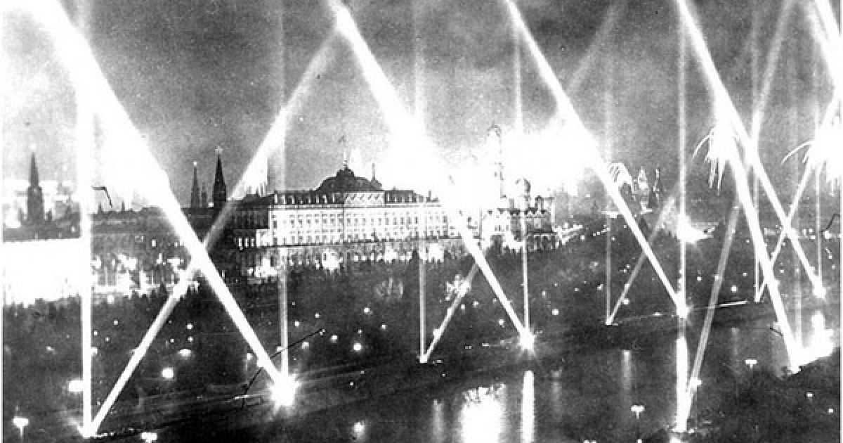 Святковий салют у 1945 році на честь Перемоги у Великій Вітчизняній війні.