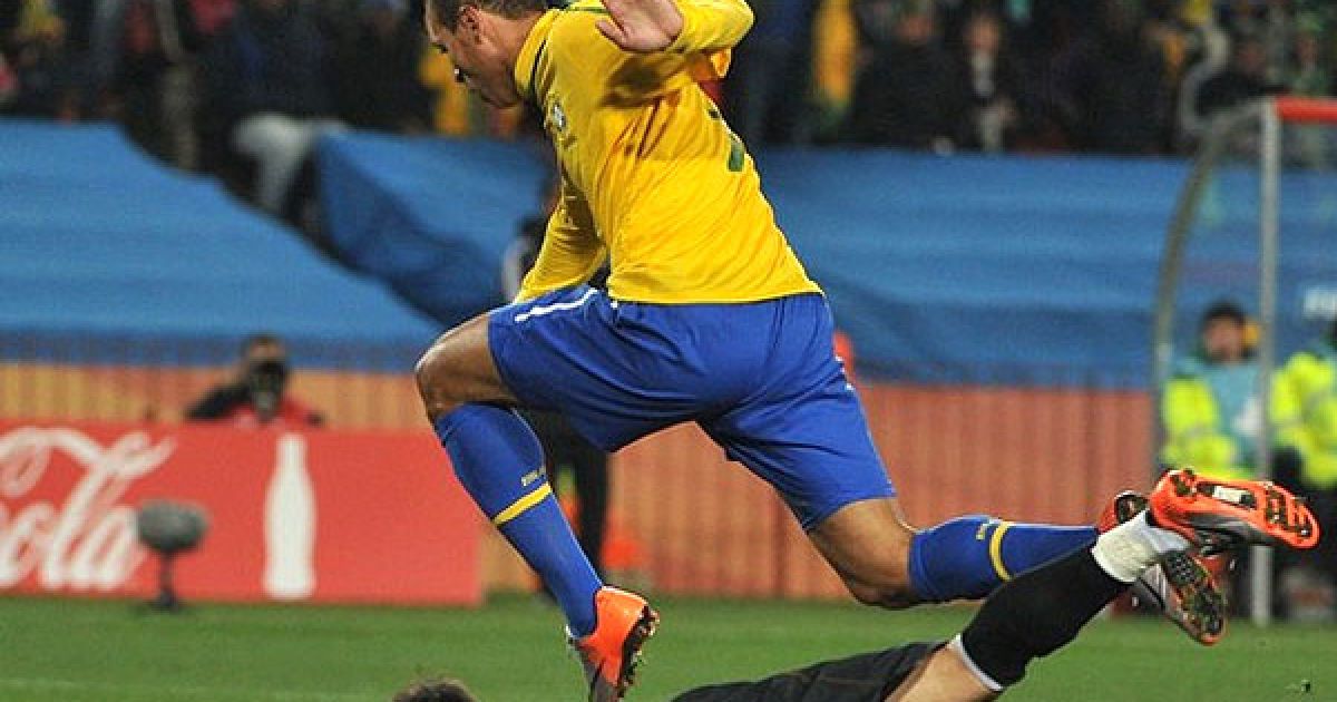 Луїс Фабіано перелітає з м&rsquo;ячем через голкіпера Чилі Клаудіо Браво / © Getty Images/Fotobank