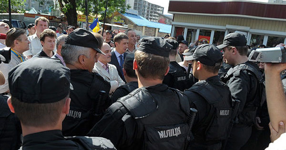 Міліція заблокувала депутатів-опозиціонерів біля палацу "Україна" / © zaukrainu.org