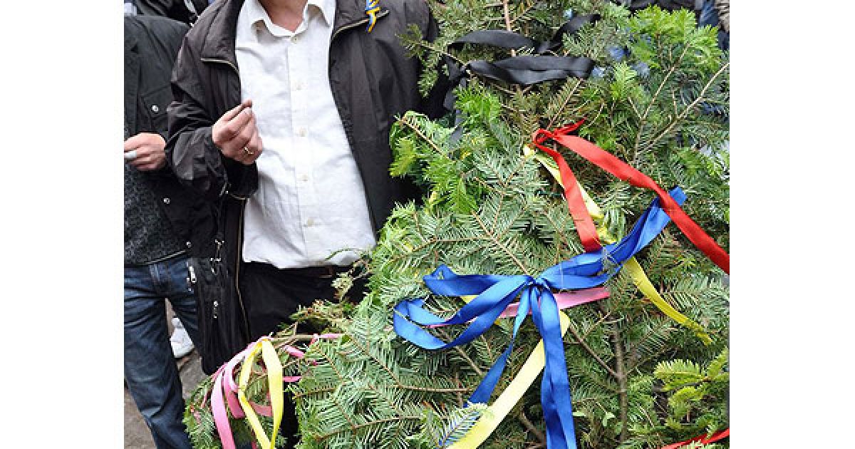 У Львові з нагоди візиту президента України Віктора Януковича також пройшли студентські акції "Літаючі яйця" та "Майстер-клас з плетіння вінків". / © ZAXID.NET