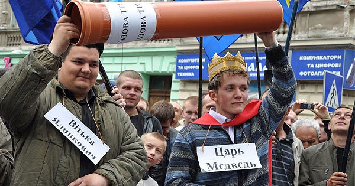 Під час дійства &bdquo;ліричні герої" - Холопи дарували Царю трубу, гроші, українську історію, а найголовніший Холоп &ndash; Ялинкович під &bdquo;блатну" пісню "Поварую, перестану, всьо равно багатим стану" віддав Медведу Україну. / © ZAXID.NET