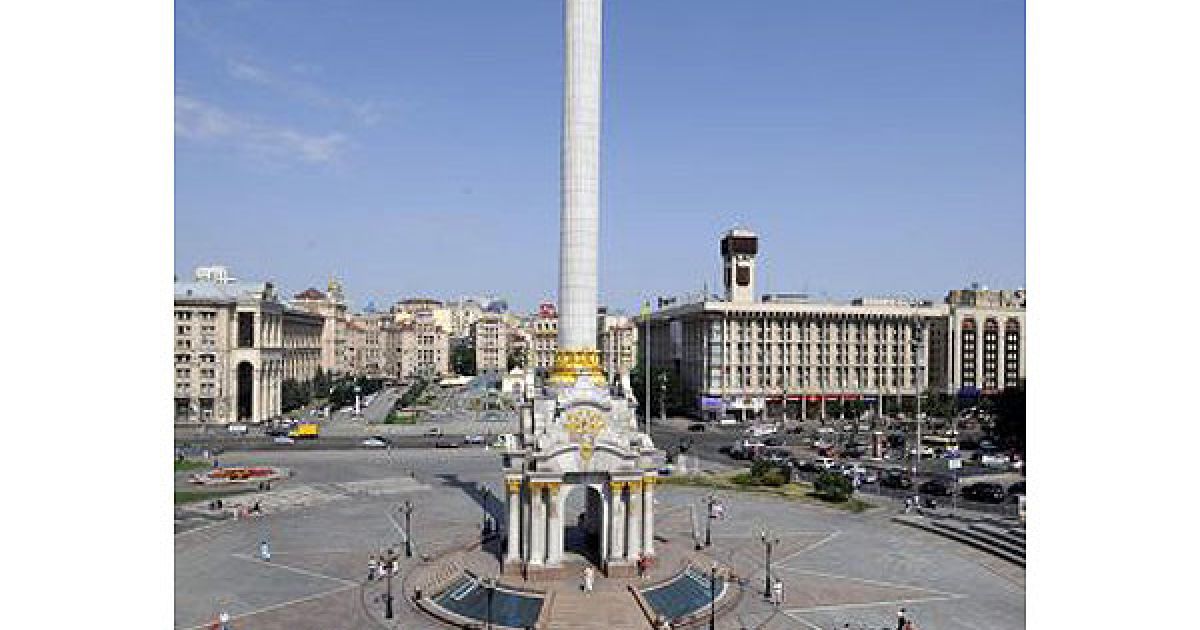 Учасники акції спочатку з власних тіл склали слово "так" свободі зібрань, а потім - слово "ні" закону 2450. / © УНІАН
