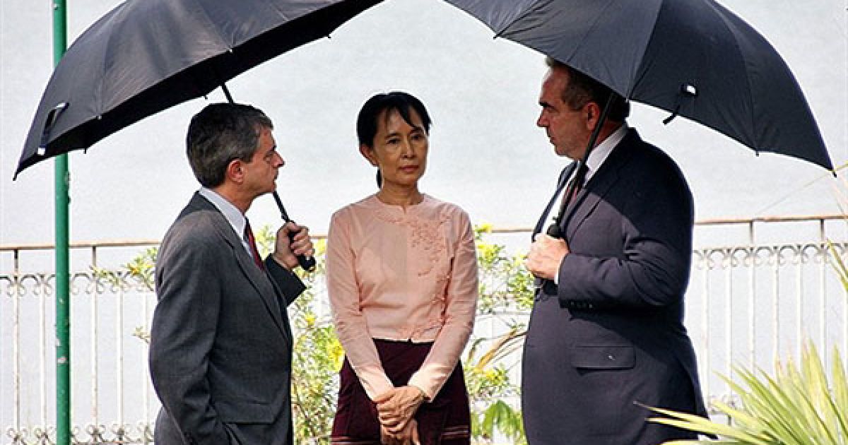 М&#039;янма, Янгон. затриманий лідер опозиції М&#039;янми Аун Сан Су Чжі (в центрі) говорить з представником США у Східній Азії Куртом Кемпбеллом. Під час зустрічі американський дипломат висловив занепокоєння з приводу підготовки правлячої хунти до виборів. / © AFP